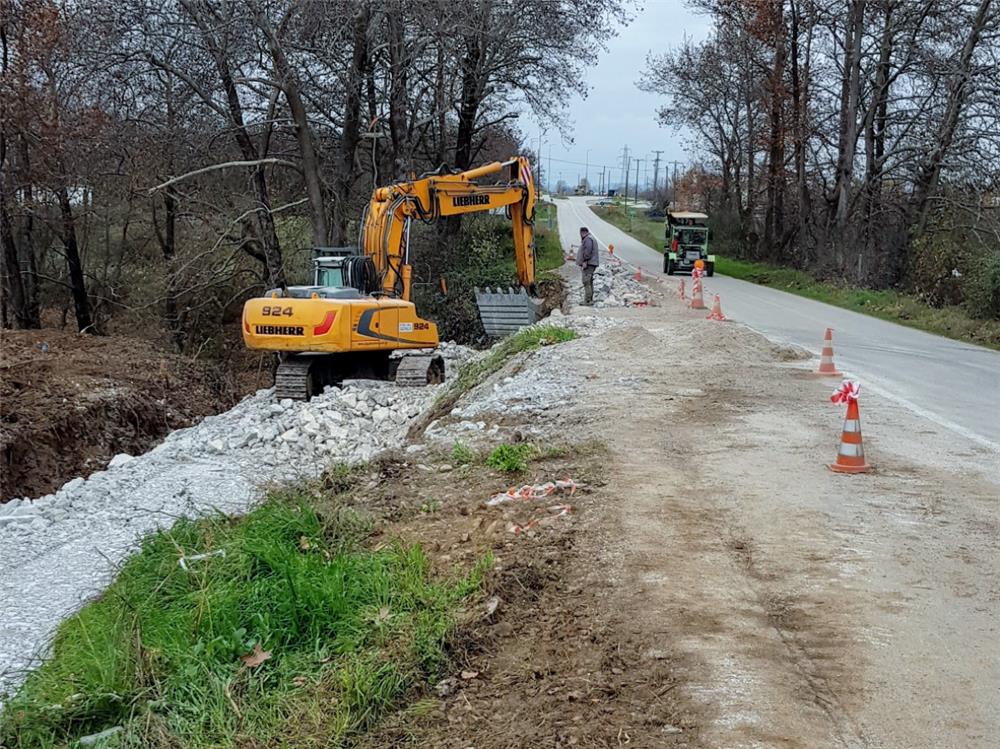 Εργασίες αποκατάστασης ζημιών από την Π.Ε Καρδίτσας στο επαρχιακό οδικό δίκτυο στην ΤΚ Καλλιφωνίου.
