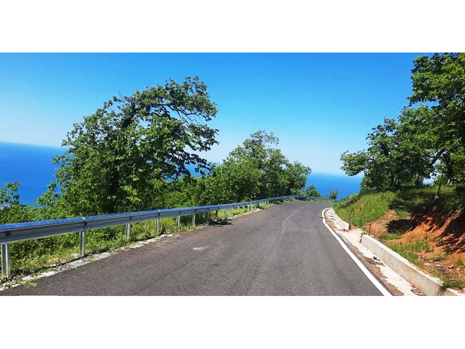 Νέα στηθαία ασφαλείας τοποθετεί στον ανακατασκευασμένο δρόμο Καρίτσα- Σπηλιά η Περιφέρεια Θεσσαλίας