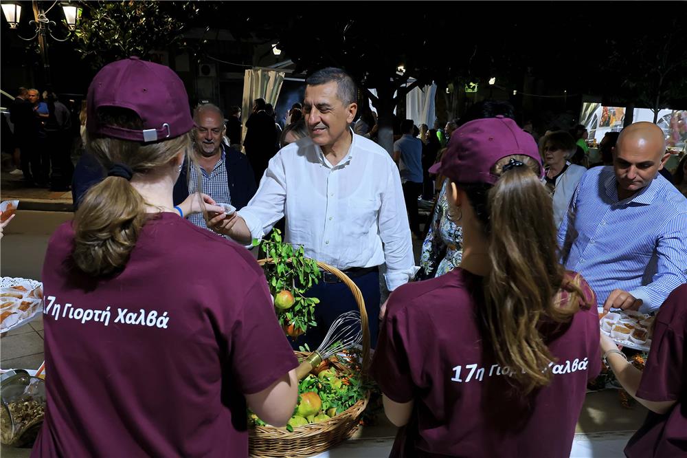 17η   Γιορτή Χαλβά στα Φάρσαλα  Με τον φάκελο για την πιστοποίηση του προϊόντος ανά χείρας ο Δημήτρης Κουρέτας 