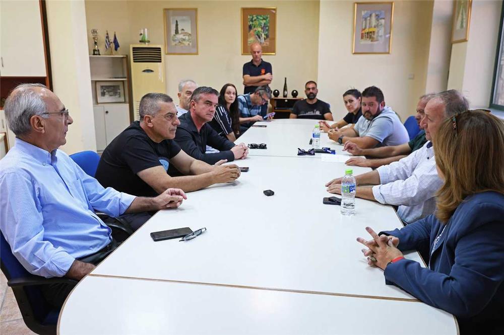 Επίσκεψη του Περιφερειάρχη Θεσσαλίας Δημήτρη Κουρέτα στον Αγροτικό   Οινοποιητικό Συνεταιρισμό Τυρνάβου