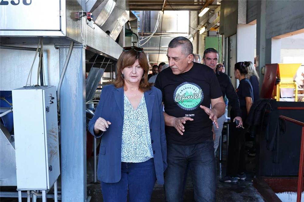 Επίσκεψη του Περιφερειάρχη Θεσσαλίας Δημήτρη Κουρέτα στον Αγροτικό   Οινοποιητικό Συνεταιρισμό Τυρνάβου