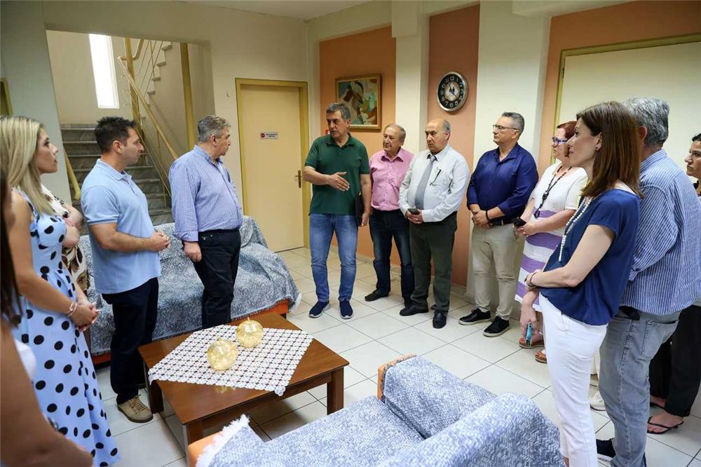 Στις δομές ψυχικής υγείας της Λάρισας ο Δημήτρης Κουρέτας