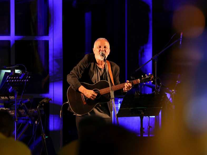 Μαγική βραδιά στη Λάρισα: Ο Χρήστος Θηβαίος «γέμισε»  τη Δημοτική Πινακοθήκη σε συναυλία της Περιφέρειας