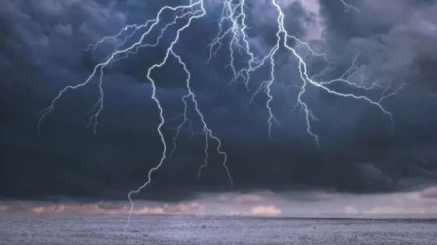 Ραγδαίο επεισόδιο στις Σποράδες, παρατεταμένη βροχή στο Πήλιο και ομαλή απορροή στα αστικά ρέματα του Βόλου